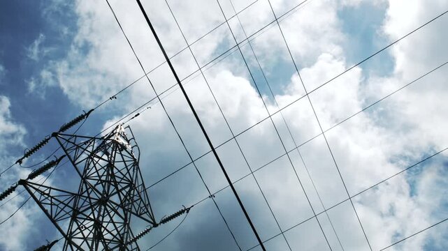 雲が広がる空と送電鉄塔・送電線
