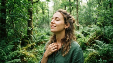 Naklejka premium Woman breathing fresh air with eyes closed in a green forest