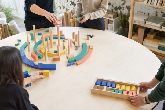 Team Building Circular Physical Data Model on Table with Copy Space