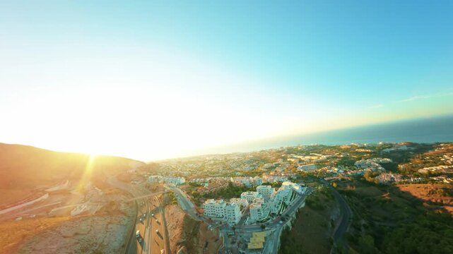 FPV-Drohnenschwenk mit Blick auf die K&uuml;stenstadt, das Meer und die Berge nahe M&aacute;laga in Spanien, Luftaufnahme im Morgenlicht