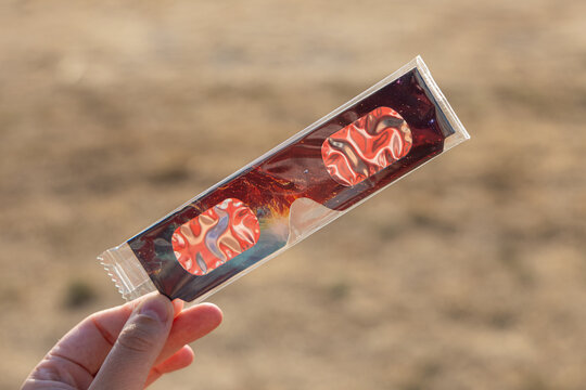 Une paire de lunettes d&rsquo;&eacute;clipse solaire encore sous sachet plastique, neuve.