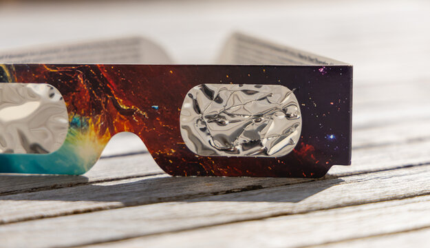 Gros plan sur une paire de lunettes d&rsquo;&eacute;clipse solaire avec des rayures, inutilisable et dangereux pour les yeux.