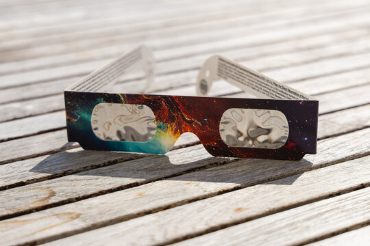 Des lunettes pour l'&eacute;clipse solaire. 