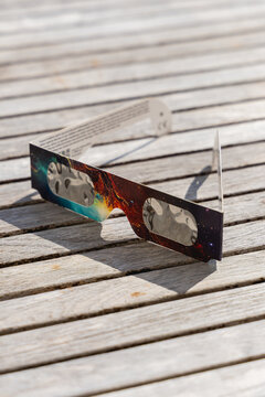 Des lunettes pour l'&eacute;clipse solaire au format vertical.
