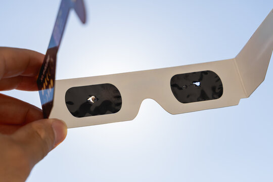 Une paire de lunettes d&rsquo;&eacute;clipse solaire avec des trous, inutilisable et dangereux pour les yeux.