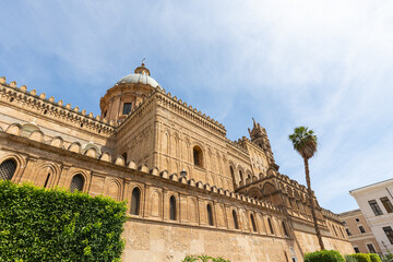 Obraz premium Die berühmte Kathedrale von Palermo ist eine historische Bischofskirche im Herzen der sizilianischen Hauptstadt Palermo 