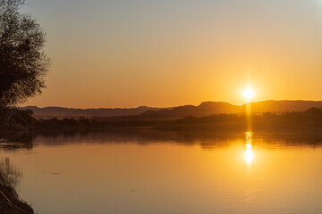 Obraz premium Sunset over the Orange river, on the border between Namibia and South Africa.