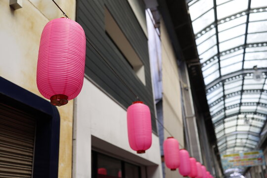 商店街の提灯。ピンク色のお祭り装飾。