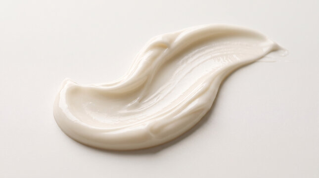&Eacute;chantillon de cr&egrave;me cosm&eacute;tique blanche &eacute;tal&eacute;e sur fond clair