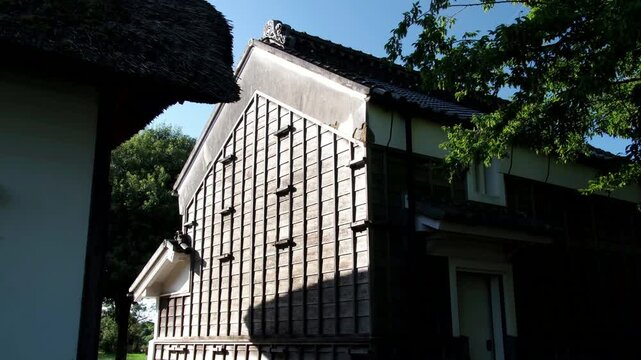 瓦屋根と茅葺屋根
