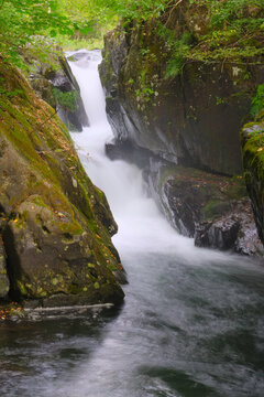 岩手県の早池峰山麓、岳川にある嫁ヶ淵