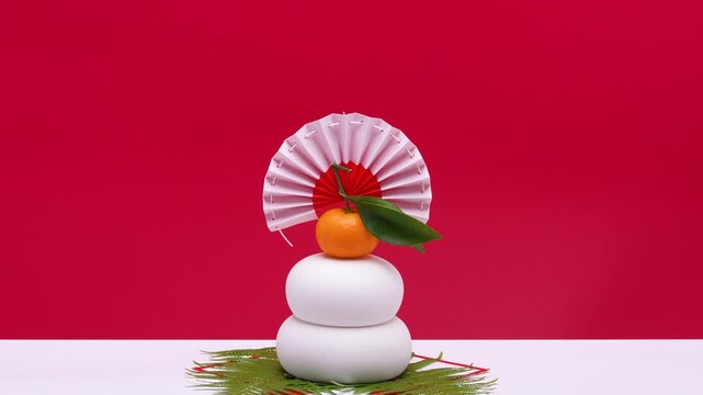 鏡餅を中央に配置し、赤白背景でティルトダウン撮影した動画　三宝なし