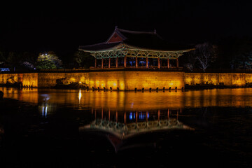 Obraz premium Illuminated pavilion reflected in Wolji Pond at Donggung Palace in Gyeongju