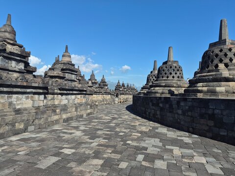 Rang&eacute;e de stupas ajour&eacute;s sur les terrasses du temple de Borobudur, Java, Indon&eacute;sie
