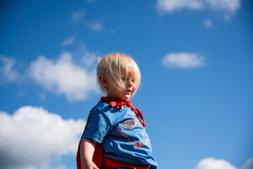 Child superhero under blue sky © Rawpixel.com