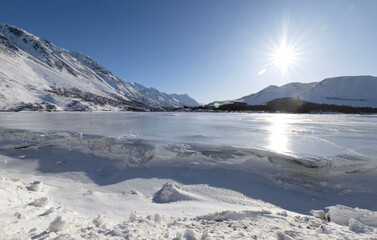 Obraz premium Bright sun over frozen river