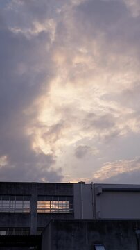 ノスタルジックな校舎と夕焼け空のグラデーションが美しい流れる雲の早送り映像