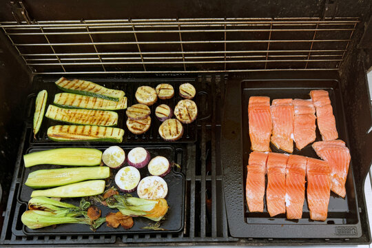 Lachs und Gem&uuml;se grillen