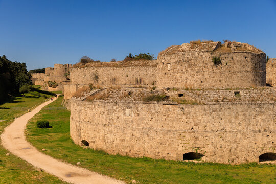 Stadtmauer auf Rhodos in Griechenland
