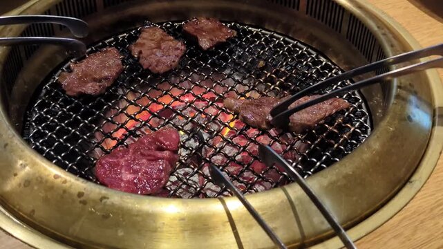 焼肉店のロースターで香ばしく焼ける肉厚なハラミのクローズアップ