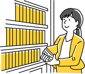 本棚を見つめる本を持った女性
