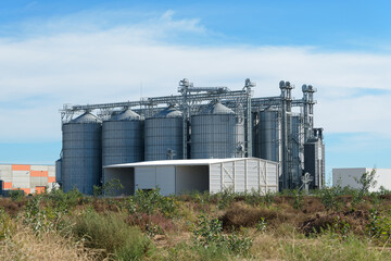 DEPÓSITOS MÉTALICOS EN UNA FACTORÍA INDUSTRIAL © AmadeoAV