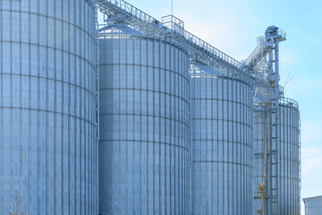 DEPÓSITOS MÉTALICOS EN UNA FACTORÍA INDUSTRIAL © AmadeoAV
