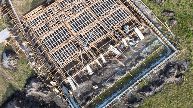 Aerial view of a residential construction site featuring workers installing pre-cast concrete structural elements for modern housing in Florianopolis, Santa Catarina, Brazil.