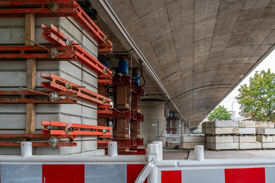 Sicherheitsma&szlig;nahmen an der maroden Br&uuml;cke Budapester Stra&szlig;e in Dresden wegen Einsturzgefahr. Tempor&auml;re Stahlst&uuml;tzen sichern den Betonbau im Sommer 2026.