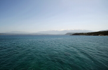 Fototapeta premium Le cap Kalogeros et l'île de Souda vus depuis Marathi sur la presqu'île d'Akrotiri près de La Canée en Crète