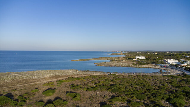PANORAMA COSTIERO DEL SALENTO DALL ALTO, MACCHIA MEDITERRANEA E MARE CRISTALLINO A PORTO CESAREO
