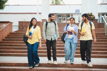 Obraz premium Indian students walking downstairs on university campus