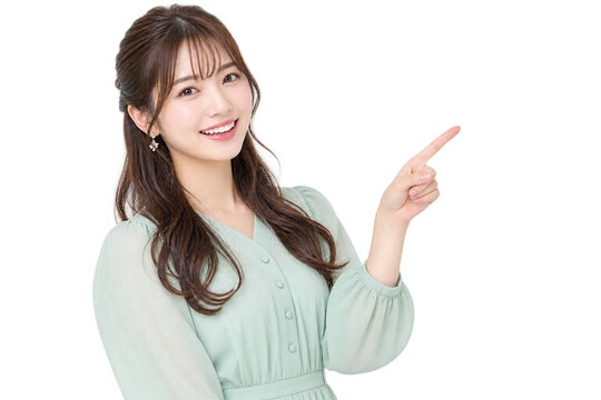 右のコピースペースを指す笑顔の若いアジア人女性(背景透過PNG)