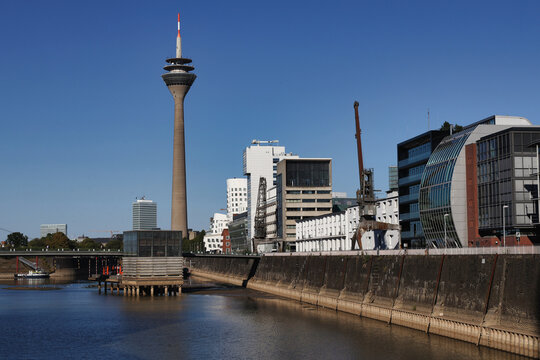Mediehafen D&uuml;sseldorf - Rhein Wasserstand stark zur&uuml;ckgeganegn durch Extreme Sommerhitze 