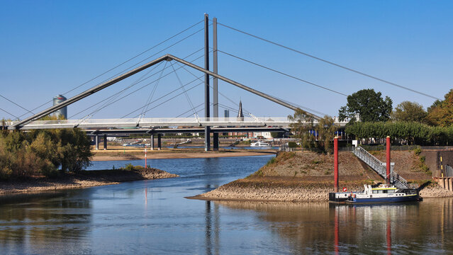 Mediehafen D&uuml;sseldorf - Rhein Wasserstand stark zur&uuml;ckgeganegn durch Extreme Sommerhitze 