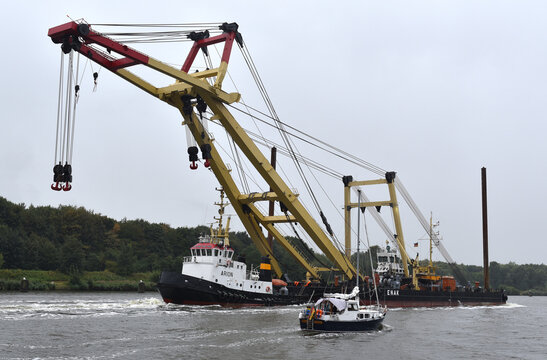 Bergungskran und Schwimmkran ENAK im Nord-Ostsee-Kanal