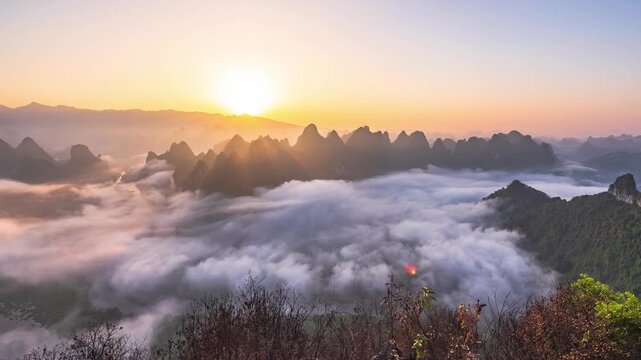 Sunrise and sea of ​​clouds at Damian Mountain, Xingping, Yangshuo, Guilin