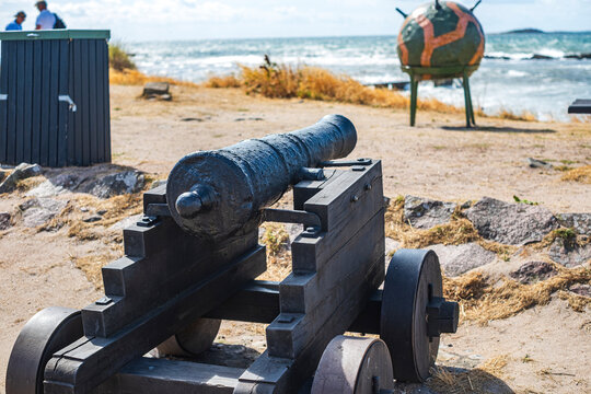 Historische Kanone und Wasserbombe am Strand von Torekov, Schonen, Schweden.