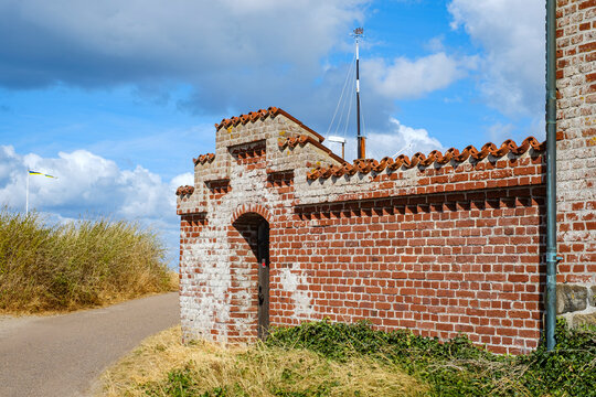 Historische Mauerstruktur aus rotem Backstein, in Torekov, Schonen, Schweden.