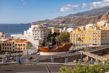 Fototapeta premium Vista panorámica del histórico Barco de la Virgen de las Nieves frente al océano Atlántico en el Museo Naval de Santa Cruz de La Palma, Islas Canarias.