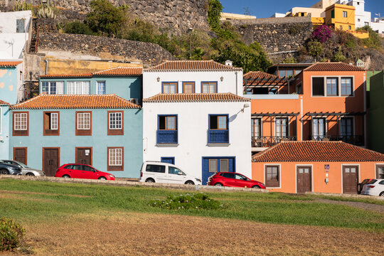 Fachadas de colores con arquitectura tradicional canaria y tejados de teja sobre ladera de piedra en Santa Cruz de La Palma, Canarias.