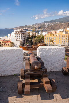 Ca&ntilde;&oacute;n antiguo en el Castillo de la Virgen apuntando hacia el Barco de la Virgen y el oc&eacute;ano Atl&aacute;ntico en Santa Cruz de La Palma.