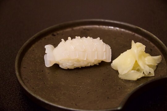 美味しそうなスルメイカの握り寿司