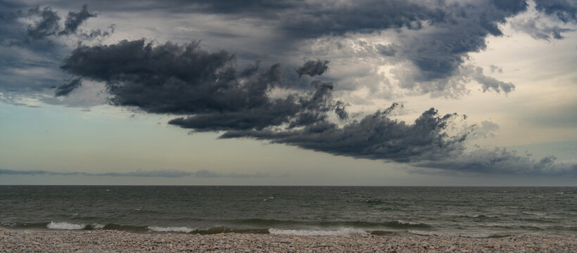 Nubes de tormenta en la playa