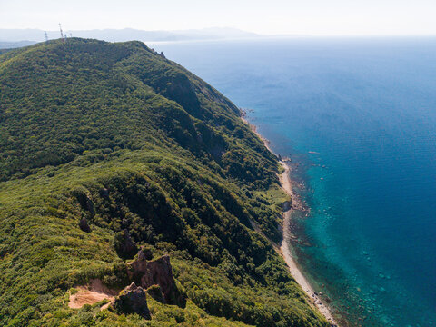 北海道、小樽、オタモイ海岸、赤岩、空撮、海、青、風景、自然、海岸、観光地、岩、観光、断崖、旅行、景色、晴れ、空、絶景、青空、名所、日本、絶壁