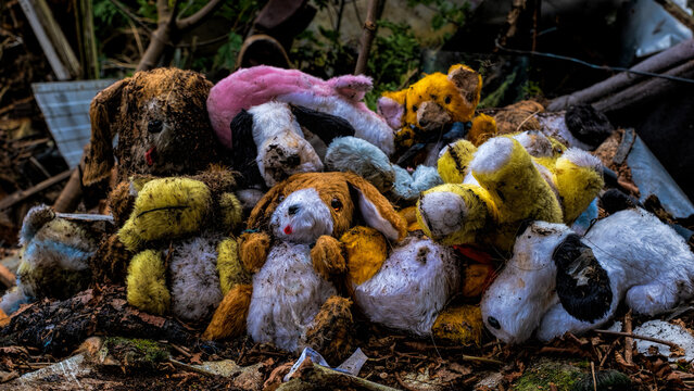 Old teddy bears lying in a heap