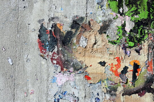 Farbschichten bl&auml;ttern von einer Mauer