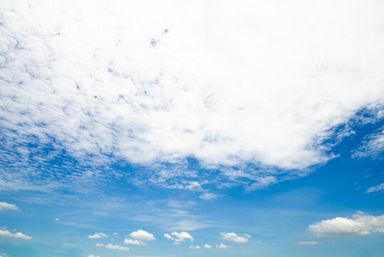 beautiful blue sky and white fluffy cloud horizon outdoor for background.
