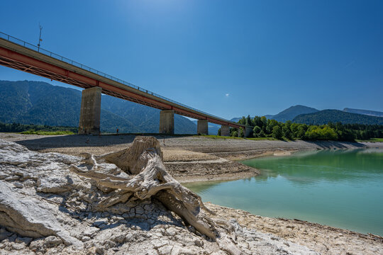Sylvenstein Speicher bei Niedrigwasser - mit Fall Klamm Br&uuml;cke