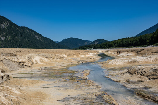 Sylvenstein Speicher bei Niedrigwasser - ausgetrockneter Zufluss